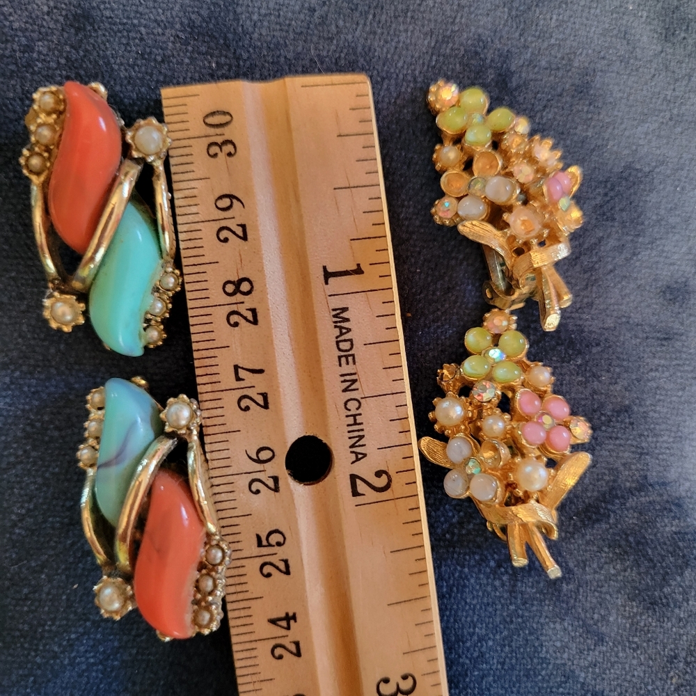 2 Pairs Vintage Clip-On Earrings ~ MCM ~ Floral ~ Pretty - Picture 10 of 15